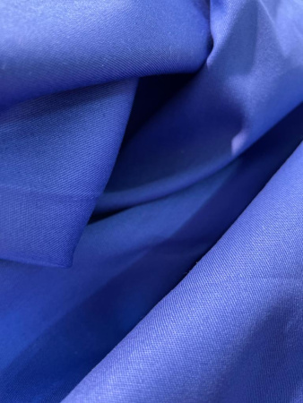 Однотонное синее постельное белье с простыней на резинке 3