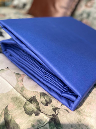 Однотонное синее постельное белье с простыней на резинке 3